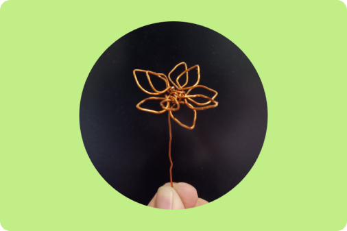 電子部品でつくられた花のワイヤーアート